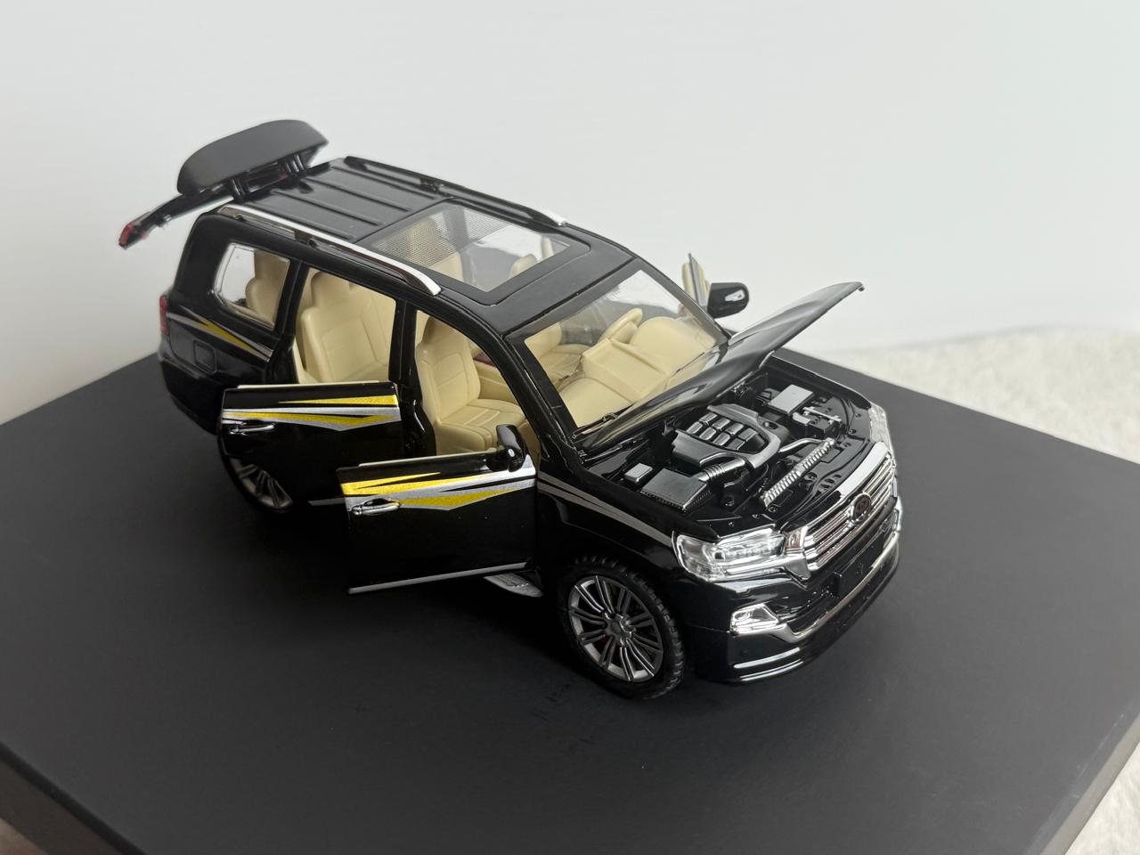 1:32 Land Cruiser Diecast Metal Toy Car for Kid Pullback with Light Sound| Black