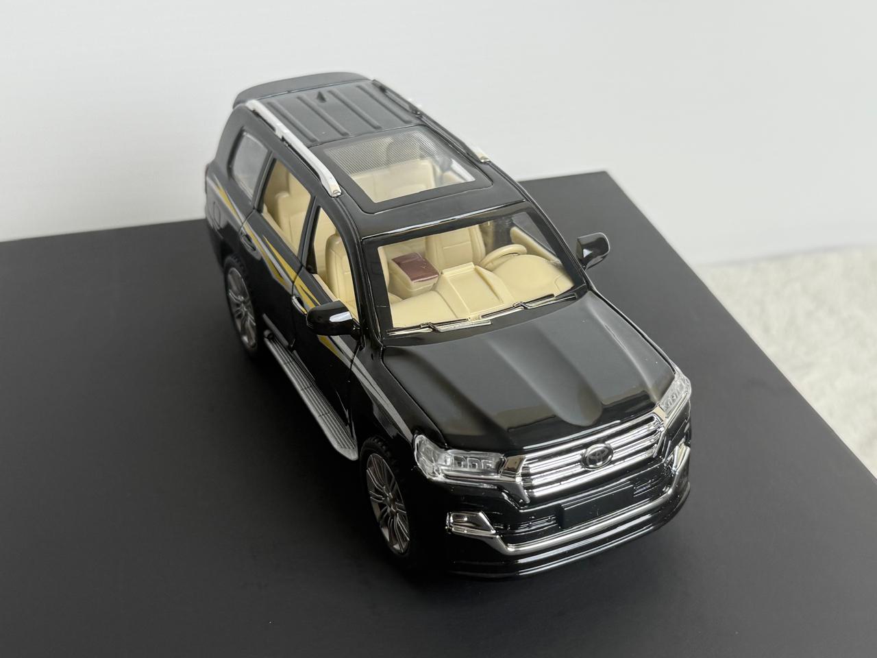 1:32 Land Cruiser Diecast Metal Toy Car for Kid Pullback with Light Sound| Black